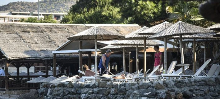 Πήγαν μπουλντόζες στην Ανάβυσσο -Κατεδαφίζουν αυθαίρετα κτίσματα ξενοδοχείου στον αιγιαλό